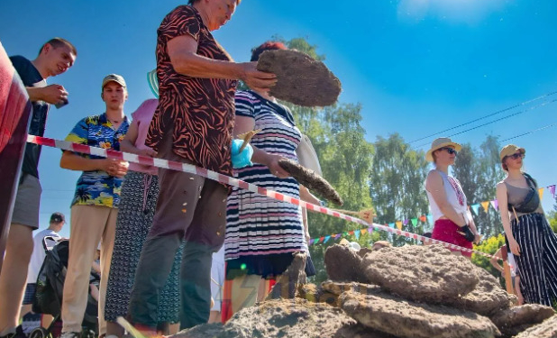 Фрисби по-русски: в Пермском крае прошел турнир метателей коровьего навоза (ВИДЕО)