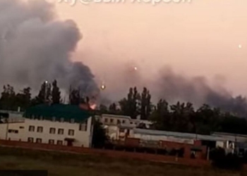 Ранок в Новій Каховці почався з вибухів – ВСУ продовжує знищувати склади (ВІДЕО)