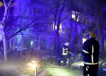 Внаслідок нічного обстрілу Миколаєва виникла пожежа в 5-поверховому будинку, є жертва і постраждалі (ФОТО, ВІДЕО)