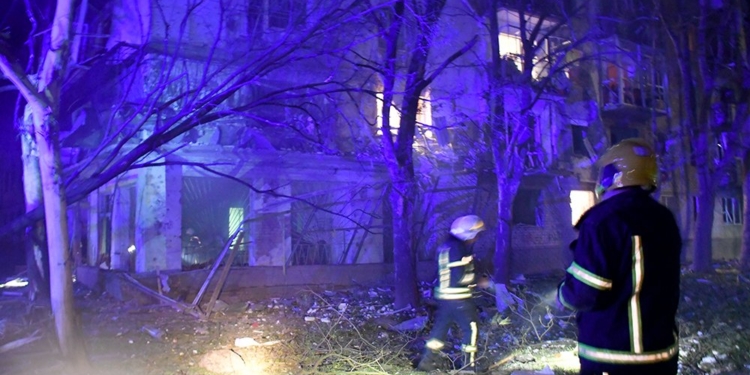 Внаслідок нічного обстрілу Миколаєва виникла пожежа в 5-поверховому будинку, є жертва і постраждалі (ФОТО, ВІДЕО)