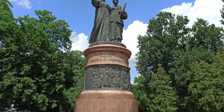 Уже прошлое. Монумент воссоединения Украины с Россией снесли в Переяславе (ФОТО)