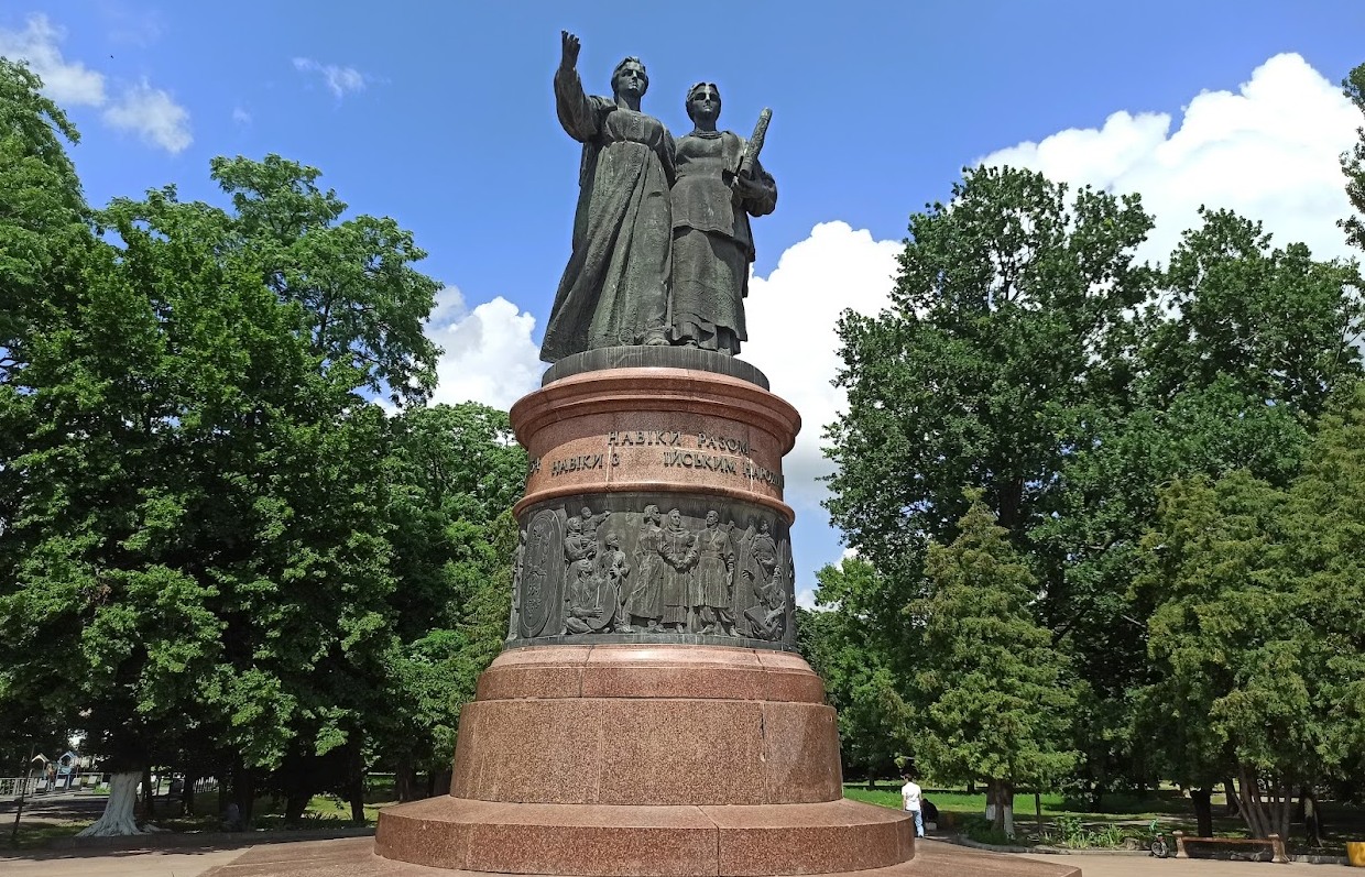 Уже прошлое. Монумент воссоединения Украины с Россией снесли в Переяславе (ФОТО)