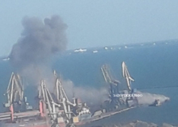 В Бердянске оккупанты подняли со дна подбитый ВСУ БДК “Саратов”. Точнее, что от него осталось (ФОТО)