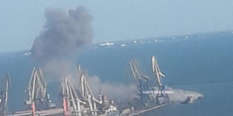 В Бердянске оккупанты подняли со дна подбитый ВСУ БДК “Саратов”. Точнее, что от него осталось (ФОТО)