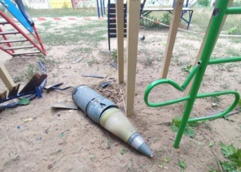 У Миколаєві уламок ракети впав на дитячий майданчик (ФОТО)