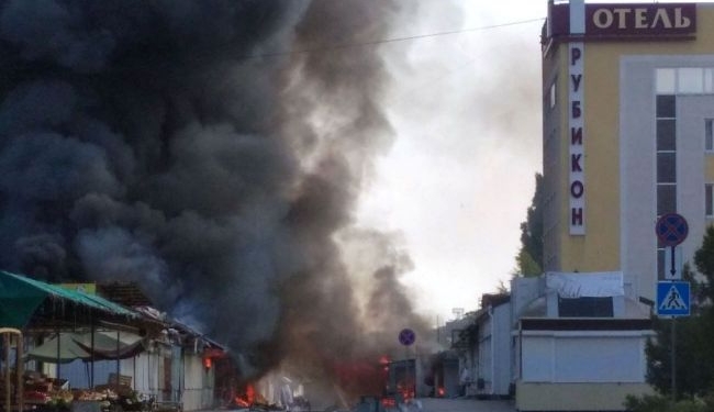 В окупованому Донецьку після вибухів спалахнула нафтобаза (ВІДЕО)