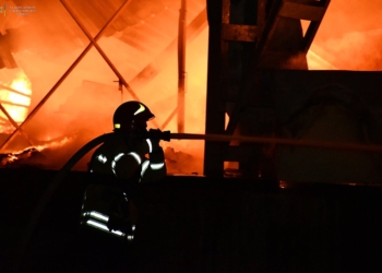 Після нічного ракетного обстрілу в Миколаєві гасили 3 пожежі (ФОТО)