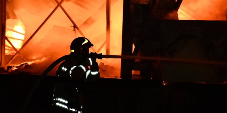 Після нічного ракетного обстрілу в Миколаєві гасили 3 пожежі (ФОТО)