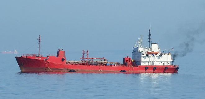 рф второй раз обстреляла ракетами брошенный молдавский танкер с дизтопливом возле Одессы (ВИДЕО)