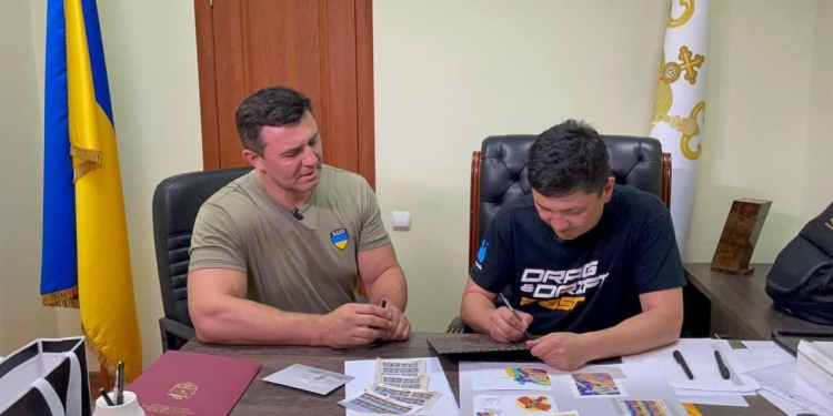 Виталий Ким отдал свои вещи для аукциона, который проводит в Париже “слуга” Тищенко в помощь защитникам Николаева