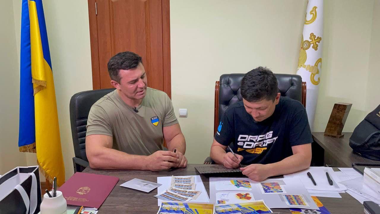 Виталий Ким отдал свои вещи для аукциона, который проводит в Париже “слуга” Тищенко в помощь защитникам Николаева