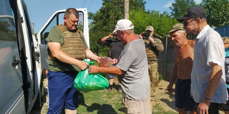 Пакеты с гуманитаркой в прифронтовое село на Николаевщине привез Вирастюк (ФОТО))