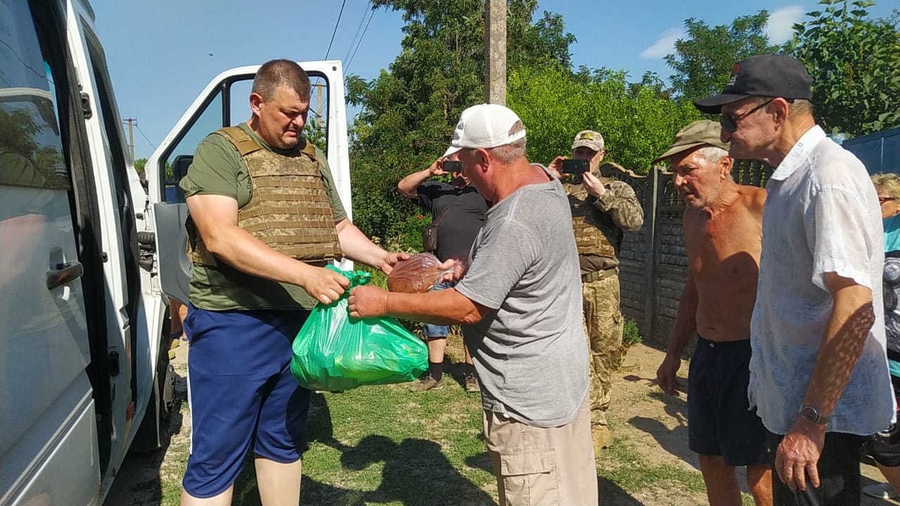 Пакеты с гуманитаркой в прифронтовое село на Николаевщине привез Вирастюк (ФОТО)) 37