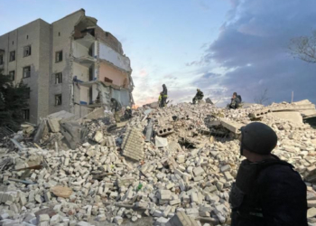 После удара российскими “Ураганами” по многоэтажке в Донецкой области, под завалами осталось более 30 человек