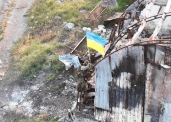 “Русский военный корабль”, острів Зміїний – це Україна! На Змеином подняли украинский флаг с посланием (ФОТО)