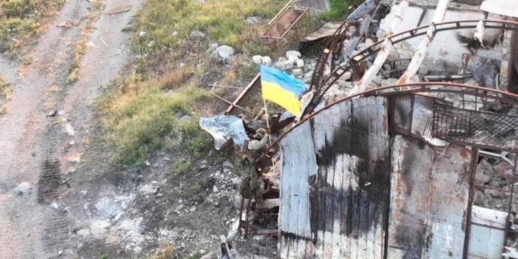 “Русский военный корабль”, острів Зміїний – це Україна! На Змеином подняли украинский флаг с посланием (ФОТО)