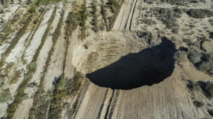 У чилійській пустелі утворилася гігантська загадкова вирва