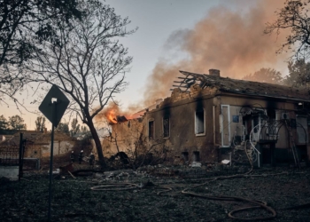 «Хоч би як росіяни намагалися зламати наш дух, ми будемо триматися» – Зеленський показав фото Миколаєва, який щоденними обстрілами руйнують росіяни (ФОТО)