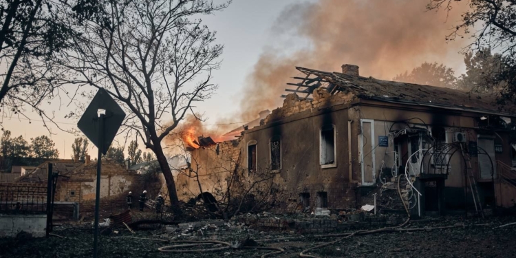 «Хоч би як росіяни намагалися зламати наш дух, ми будемо триматися» – Зеленський показав фото Миколаєва, який щоденними обстрілами руйнують росіяни (ФОТО)