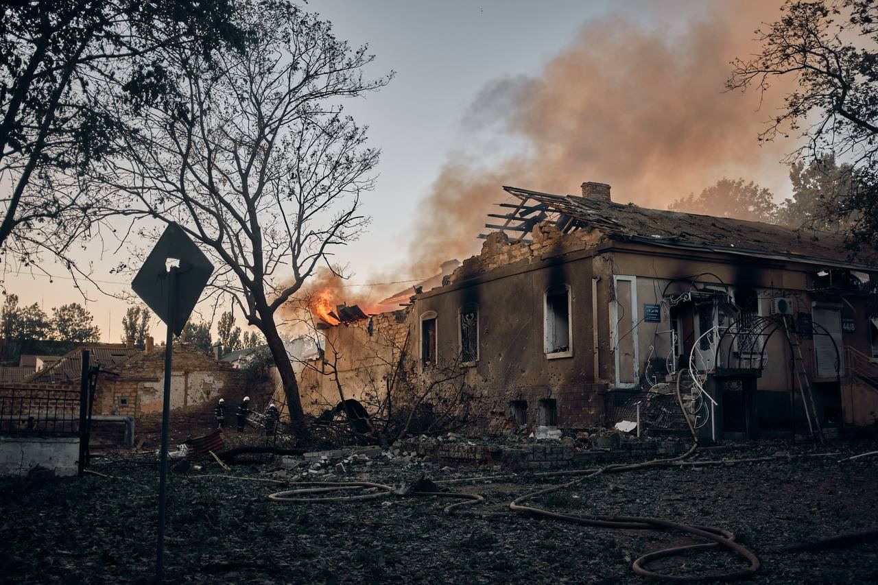 «Хоч би як росіяни намагалися зламати наш дух, ми будемо триматися» – Зеленський показав фото Миколаєва, який щоденними обстрілами руйнують росіяни (ФОТО)