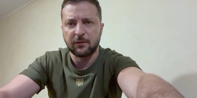 «Кожен удар ЗСУ по складах боєприпасів, по командних пунктах ворога, по скупченнях російської техніки рятує життя українських військових і цивільних» – звернення Зеленського (ВІДЕО)