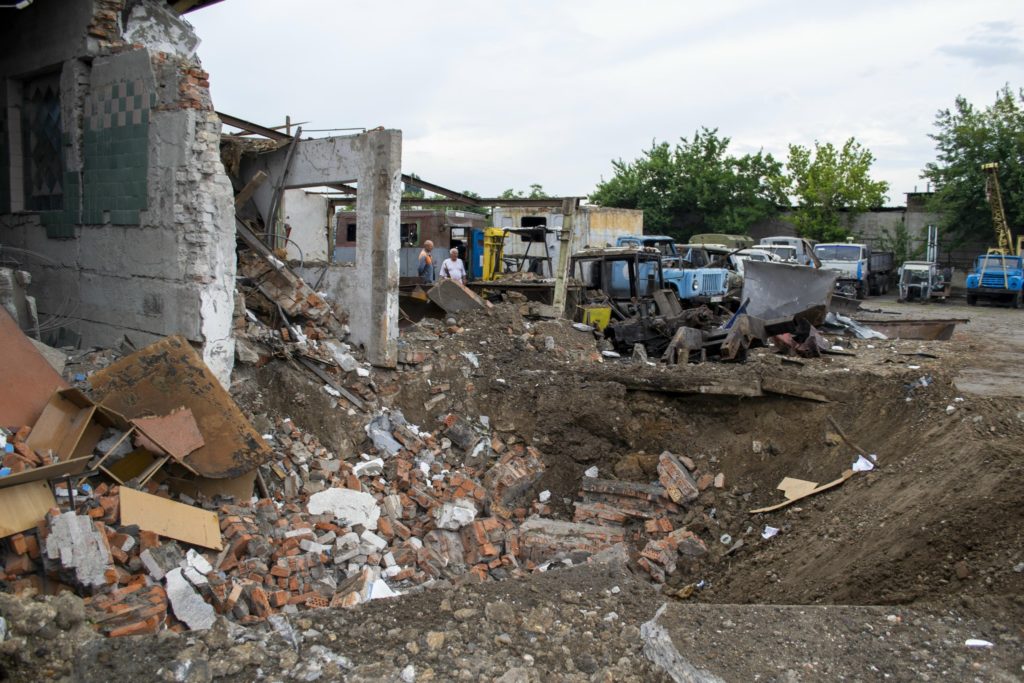 Внаслідок російського обстрілу пошкоджено значну частину техніки автопарку АТ «Миколаївобленерго» (ФОТО) 2