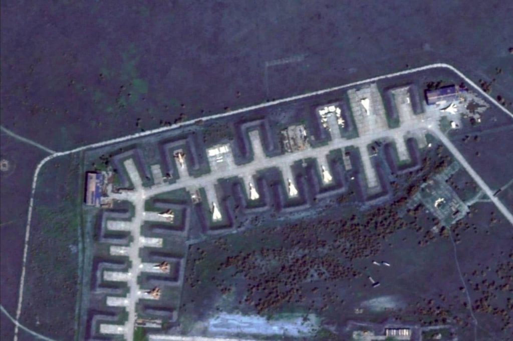До та після 9 серпня: Командування Повітряних Сил ЗСУ показало супутникові знімки аеродрому в Криму (ФОТО) 1