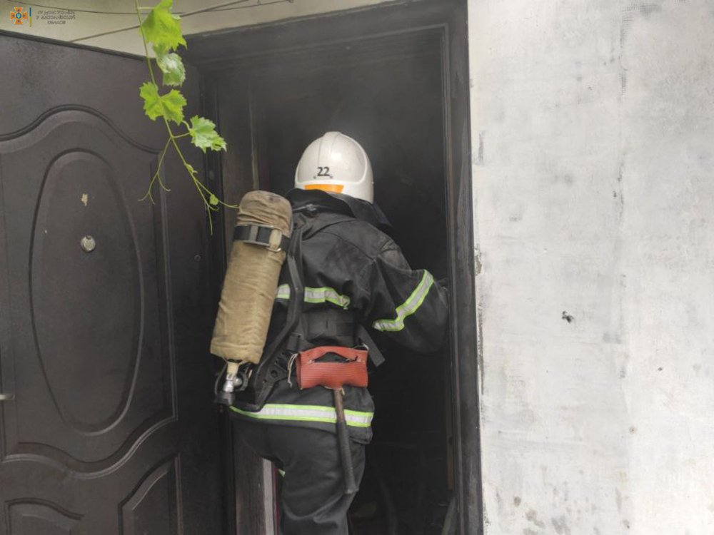 В Очакові на пожежі врятували і 41-річного чоловіка, і його папугу (ФОТО) 2