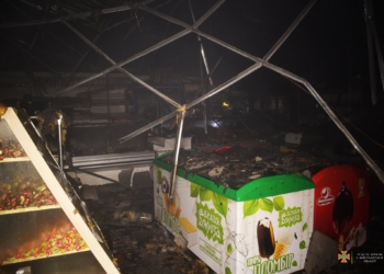 З п’яти пожеж на Миколаївщині за добу одна виникла через обстріли: горів дах магазину в Миколаєві (ФОТО, ВІДЕО)