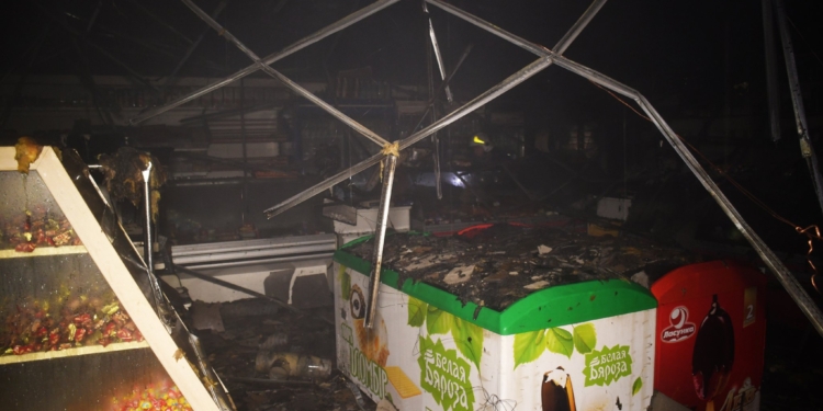 З п’яти пожеж на Миколаївщині за добу одна виникла через обстріли: горів дах магазину в Миколаєві (ФОТО, ВІДЕО)