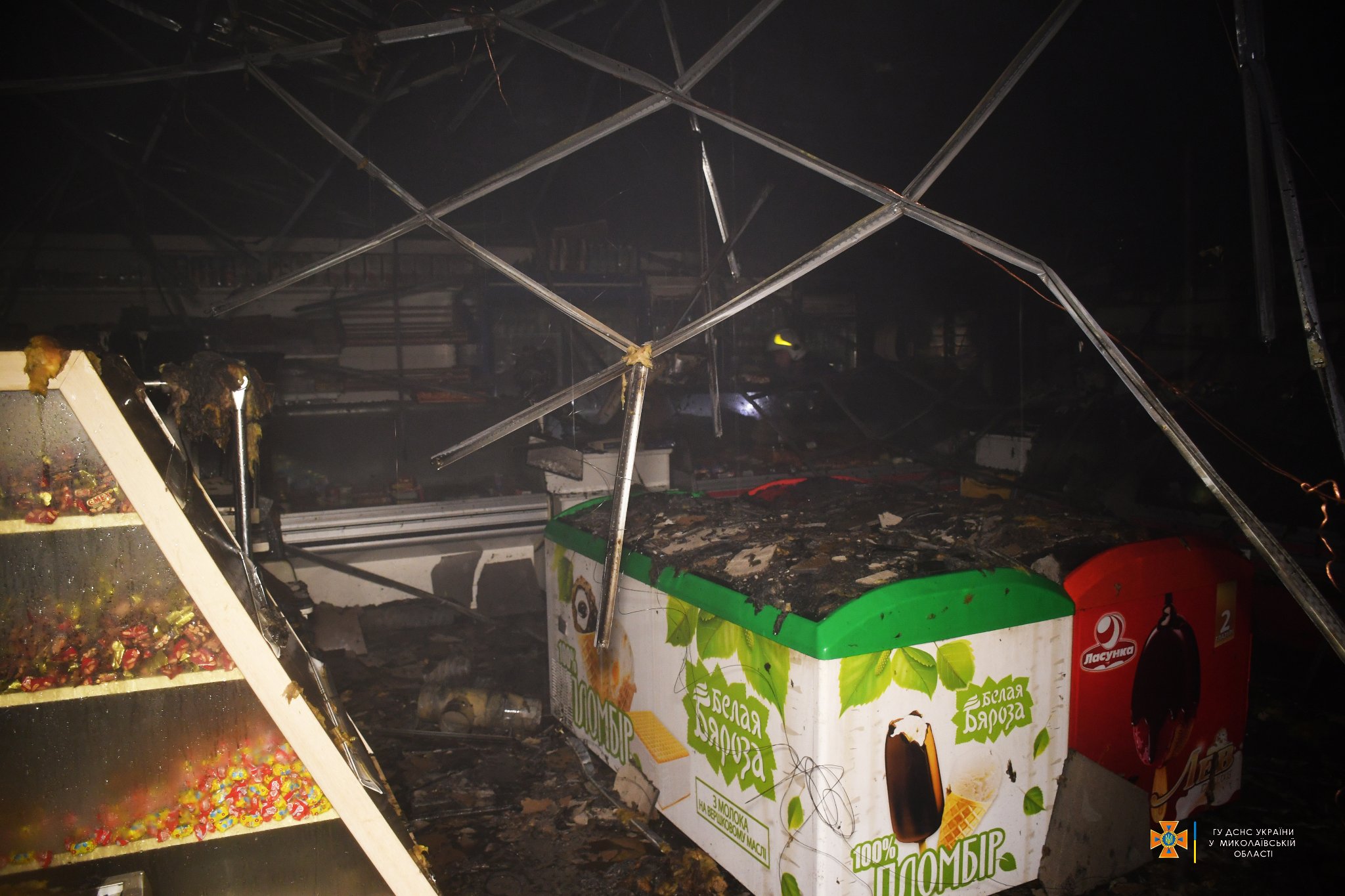 З п’яти пожеж на Миколаївщині за добу одна виникла через обстріли: горів дах магазину в Миколаєві (ФОТО, ВІДЕО)