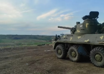 Бий ворога і його ж зброєю: миколаївські десантники нищать окупантів з трофейної самохідної артилерійської гармати (ВІДЕО)