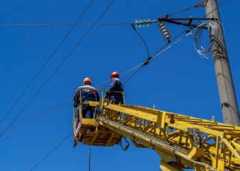 З початку вторгнення на Миколаївщині російські окупанти пошкодили понад 210 високовольтних ПЛЕ та 66 трансформаторних підстанцій. Але енергетики їх відновлюють