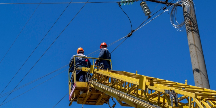 З початку вторгнення на Миколаївщині російські окупанти пошкодили понад 210 високовольтних ПЛЕ та 66 трансформаторних підстанцій. Але енергетики їх відновлюють