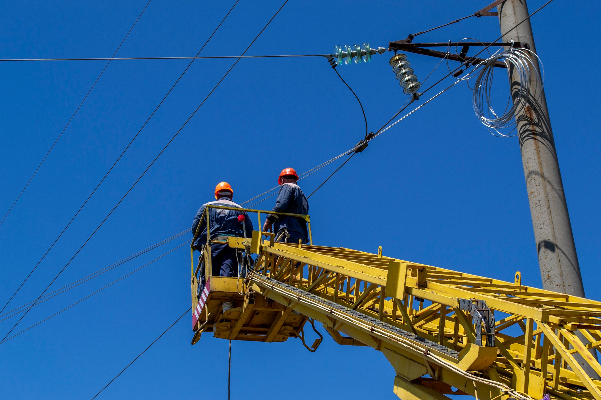 З початку вторгнення на Миколаївщині російські окупанти пошкодили понад 210 високовольтних ПЛЕ та 66 трансформаторних підстанцій. Але енергетики їх відновлюють