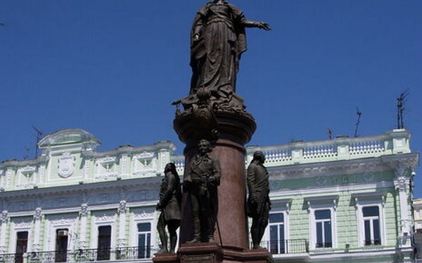 Зеленський звернувся до Одеської міськради з проханням розглянути петиції щодо знесення пам’ятника російській імператриці Катерині II