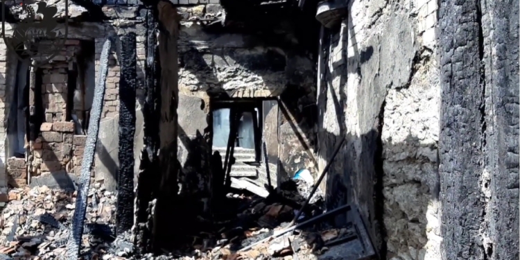 Миколаївські морпіхи врятували мешканців Миколаївщини, будинок яких росіяни зруйнували ракетним ударом (ВІДЕО)