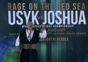 Усик з чубом і у вишиванці заспівав “Ой у лузі червона калина” на дуелі поглядів з Джошуа (ВІДЕО)