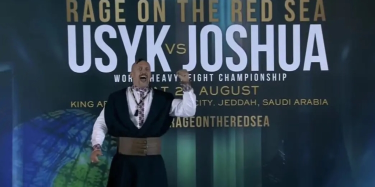 Усик з чубом і у вишиванці заспівав “Ой у лузі червона калина” на дуелі поглядів з Джошуа (ВІДЕО)