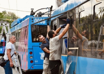 У Миколаєві вийшли на маршрути після ремонту 13 тролейбусів, що були пошкоджені россійським обстрілом