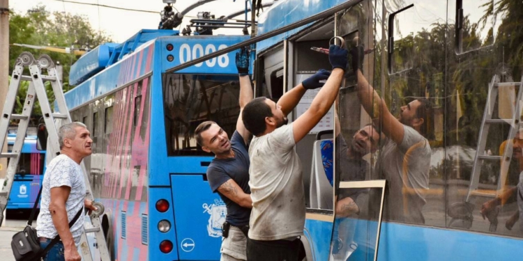 У Миколаєві вийшли на маршрути після ремонту 13 тролейбусів, що були пошкоджені россійським обстрілом