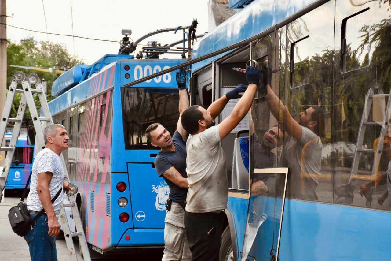 У Миколаєві вийшли на маршрути після ремонту 13 тролейбусів, що були пошкоджені россійським обстрілом