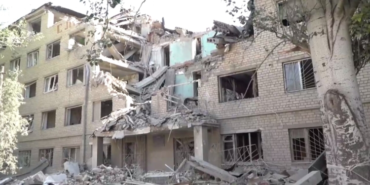 Мер Миколаєва показав наслідки нічних обстрілів міста (ВІДЕО)