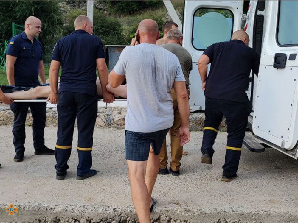 В Южноукраїнську зі скелі впав 30-річний чоловік – його діставали рятувальники (ФОТО) 1
