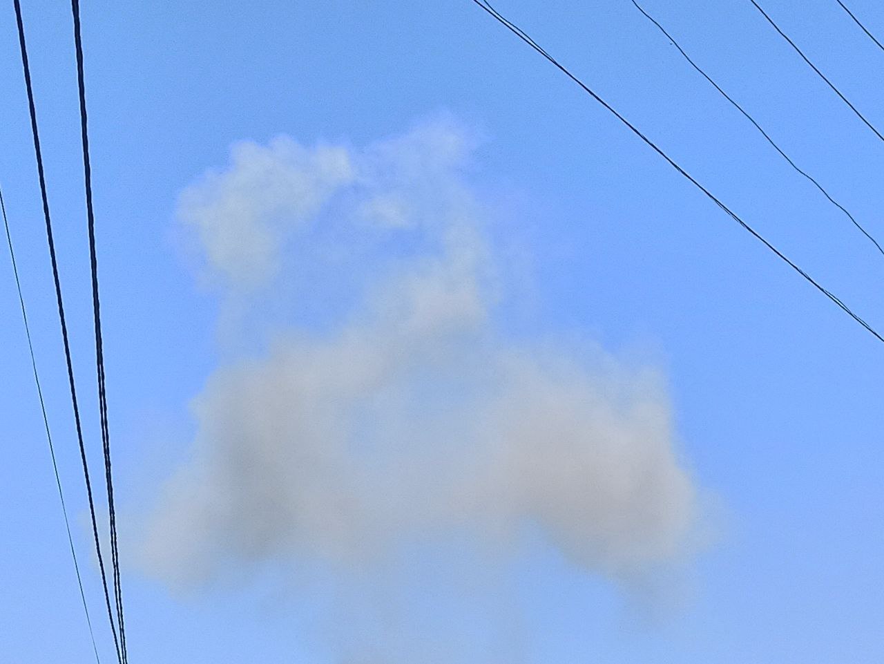 Росіяни обстріляли Вознесенськ: влучили в житлову багатоповерхівку, є поранені – ЗМІ