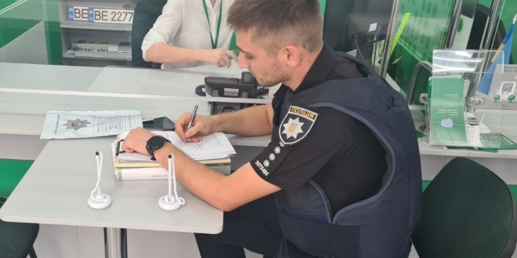 На Миколаївщині мешканець Харківської області вирішив обміняти посвідчення водія. А воно виявилось підробкою