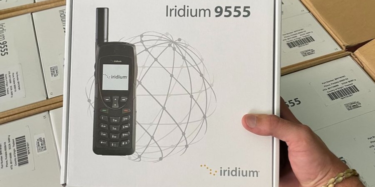 Миколаїв отримав партію супутникових телефонів для посилення кіберзахисту роботи муніципальних органів під час війни (ФОТО)