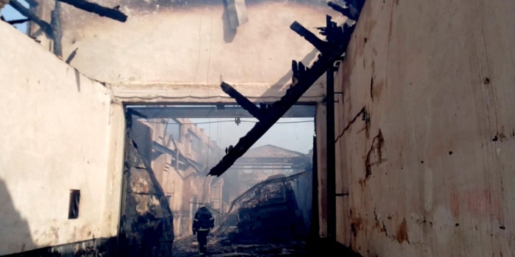 На Миколаївщині внаслідок російських обстрілів спалахнула майстерня сільськогосподарського підприємства (ФОТО)