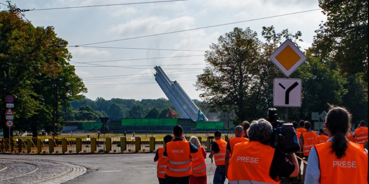 В столиці Латвії знесли 79-метровий обеліск у парку Перемоги колишнього пам’ятника радянським солдатам (ВІДЕО)