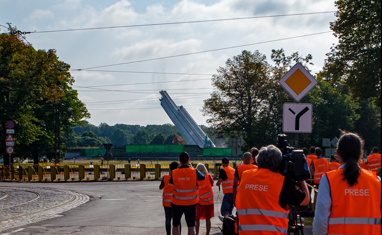В столиці Латвії знесли 79-метровий обеліск у парку Перемоги колишнього пам’ятника радянським солдатам (ВІДЕО)